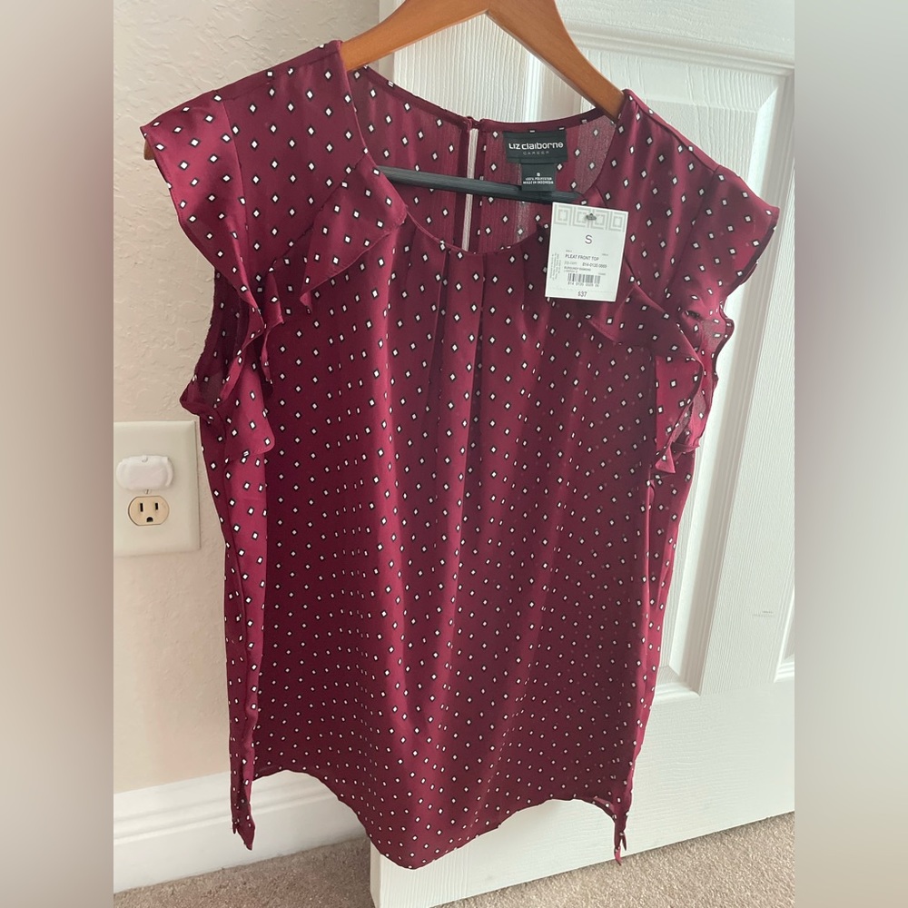 NWT Liz Claiborne Blouse cap sleeve. Small